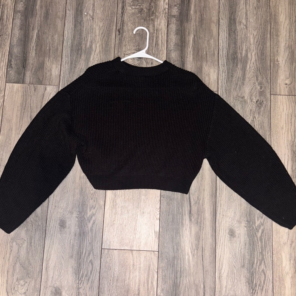 Black cropped sweater from H&M